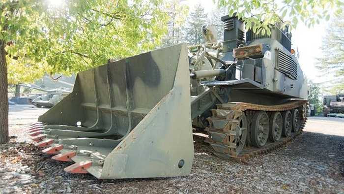 FV180, xe xúc gạt cho lực lượng công binh do Mỹ sản xuất, có khả năng kéo xe khác vượt lầy. Tình trạng: vẫn hoạt động tốt. Giá bán: không công bố.