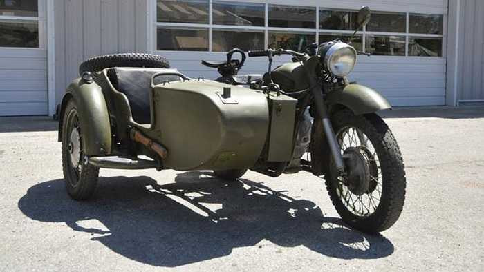 Xe sidecar do Liên Xô (cũ) sản xuất, tình trạng gần như nguyên bản và vẫn vận hành tốt, được rao bán 24.150 USD. Ở Việt Nam hiện có những câu lạc bộ chuyên sưu tầm loại xe này.