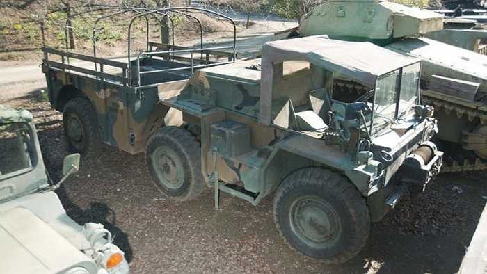 Xe công binh A-7 Corsair II do Mỹ sản xuất, lắp động cơ diesel 2 thì và có thể kéo theo rơ-mooc. Giá chào bán: 16.675 USD