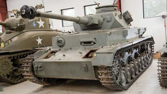 Xe chiến đấu bọc thép Panzer IVs do Mỹ chế tạo, ra đời từ Thế chiến II và sau này phục vụ tại Si-ri và CH Séc. Xe chỉ để triển lãm, nhà sưu tầm không bán.