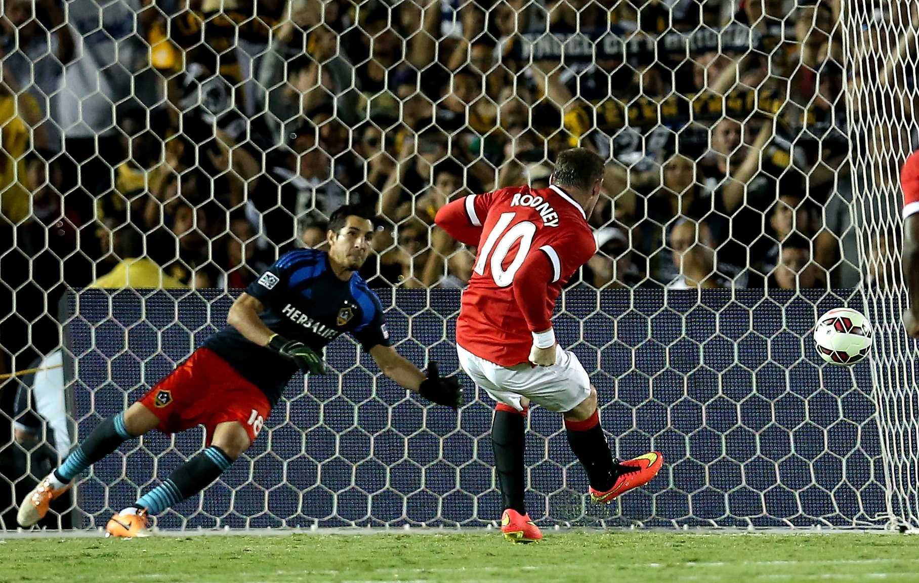 Dường như nhiệm vụ cuối cùng trong chuyến du đấu hè này của Van Gaal chỉ là tìm chủ nhân cho chiếc băng thủ quân Quỷ đỏ