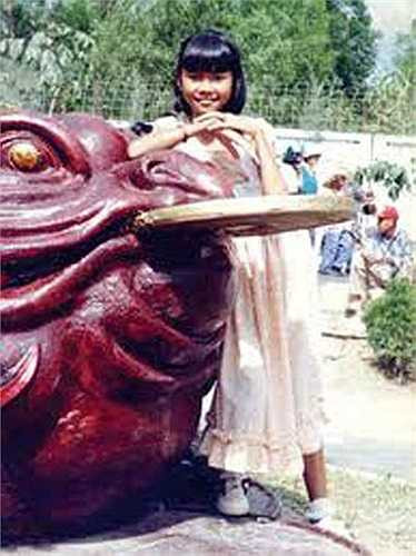 Ngày cô còn nhỏ, cha mẹ cô chỉ buôn bán lặt vặt để lo cho cuộc sống của cả gia đình, cuộc sống cũng từng có lúc tương đối chật vật. Nhưng cô con gái út Thanh Hằng ra đời dường như đã đem lại những điều may mắn cho cả gia đình, bởi từ khi có Thanh Hằng, gia đình cô lúc nào cũng tràn ngập tiếng cười và luôn gặp may mắn trong làm ăn cũng như trong cuộc sống. Thanh Hằng được thừa kế ngoại hình của ba và tính cách của mẹ.