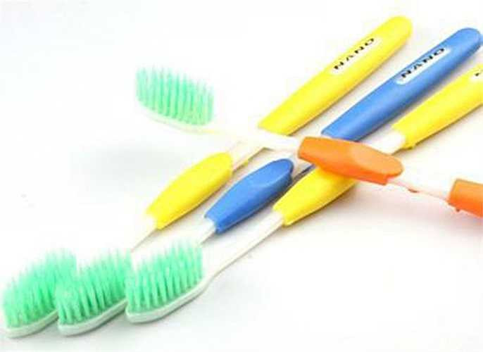 Nha sĩ chỉ ra rằng mỗi ngày đánh răng 3 lần thì mỗi tháng nên thay bàn chải. Nếu mắc các bệnh về răng lợi nên 3 tuần nên thay bàn chải một lần. Nếu bị cảm hoặc mắc các bệnh lây nhiễm khác thì nên thay bàn chải mới sau khi khỏi bệnh.