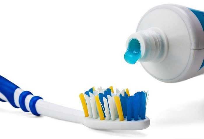 Sau mỗi lần đánh răng, nên rửa sạch bàn chải trong dòng nước chảy. Sau 7 ngày sử dụng, nên dùng chỉ trắng làm vệ sinh mặt đáy bàn chải. Sau mỗi 15 ngày nên dùng loại nước tiệt trùng để làm sạch bàn chải.