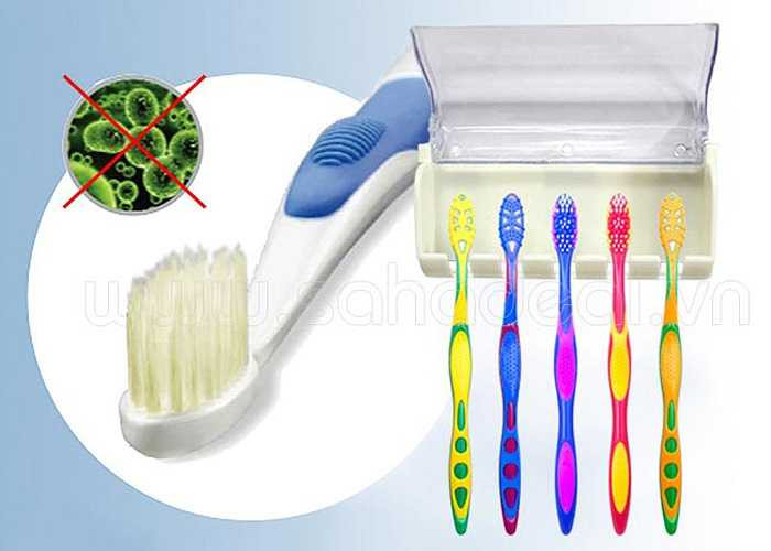 Về nơi để bàn chải, hầu hết trong các gia đình, bồn rửa mặt và kệ để bàn chải thường được đặt gần … bồn cầu do diện tích không gian phòng tắm nhỏ hẹp.