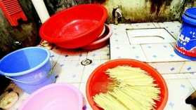 Bất chấp bệnh tật, tái chế đũa ăn một lần kiếm lợi