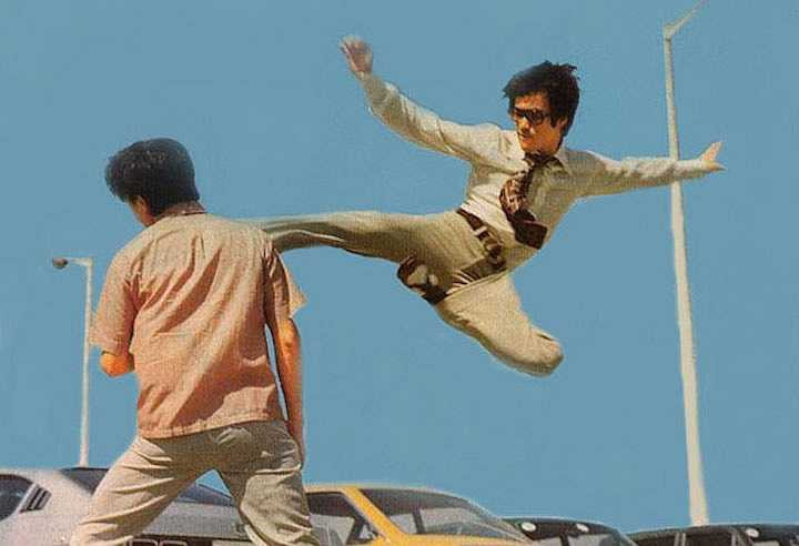 Trong suốt thời đại của mình, Lý Tiểu Long đã trở thành một biểu tượng võ thuật trên màn bạc. Người đời, không chỉ những chiêu thức võ đẹp mắt mà thân hình với cơ bắp lý tưởng của ông thậm chí còn khiến 'người hùng cơ bắp' Arnold Schwarzenegger ngưỡng mộ. Ngoài ra, ngôi sao họ Lý còn được biết đến là một biểu tượng thời trang, rất phong cách và hợp 'mốt', được nhiều người trẻ lúc bấy giờ yêu thích học theo.