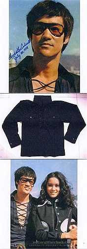 Lý Tiểu Long rất thích chiếc áo thun màu xanh coban, cổ áo để phanh có dây buộc theo kiểu phương Tây và đeo kính râm.