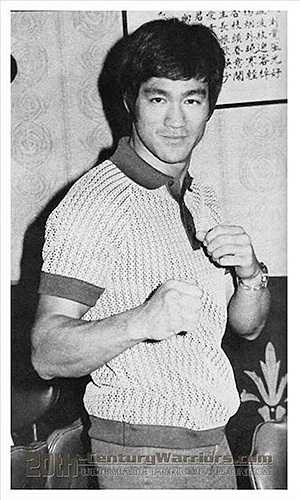 Ngôi sao võ thuật này còn hút hồn những cô gái trẻ khi đấu võ trong một bộ đồ chỉn chu.