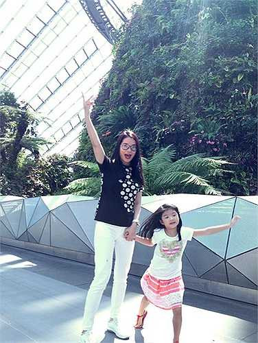 Thời gian qua, vì quá bận rộn với công việc nên Trương Ngọc Ánh ít có thời gian chăm sóc cho Bảo Tiên. Dịp cuối tuần, Trương Ngọc Ánh tạm ngưng hoạt động để đưa con gái sang Quốc đảo sư tử du lịch. 