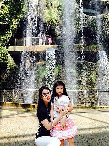 Singapore là địa điểm yêu thích của Bảo Tiên bởi ở đây có nhiều khu trung tâm thương mại lớn với những cửa hàng đồ chơi mà cô bé mê mẩn. 