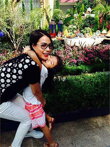 Bảo Tiên càng lớn càng điệu đà và ra dáng nàng thiếu nữ. Cô bé mới kết thúc những năm học mẫu giáo và chuẩn bị bước vào lớp 1. 