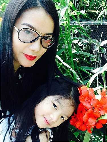 Trong thời gian ở Singapore, Trương Ngọc Ánh đưa con gái đến rất nhiều địa điểm vui chơi, trong đó có Universal Studio. 