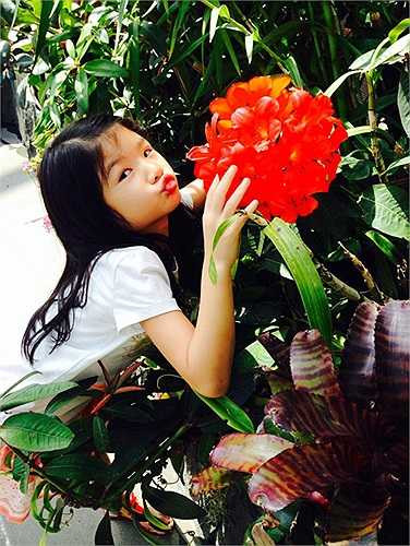 Trước ống kính của mẹ, Bảo Tiên thể hiện nhiều biểu cảm ngộ nghĩnh, đáng yêu.