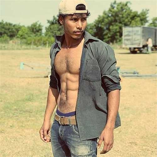 David Phạm là người Việt gốc Pháp, lớn lên tại An Giang. Anh từng là sinh viên Cao đẳng Sân khấu điện ảnh TPHCM và đã tham gia khá nhiều phim như: Cô gái xấu xí, Luật giang hồ, Hiệp sĩ đường phố, Kính thưa Ôsin… 