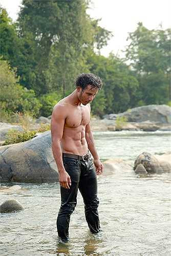 Năm 2010, anh đóng vai nam chính trong bộ phim truyền hình dài 40 tập 'Gia đình số đỏ' của đạo diễn Văn Công Viễn.