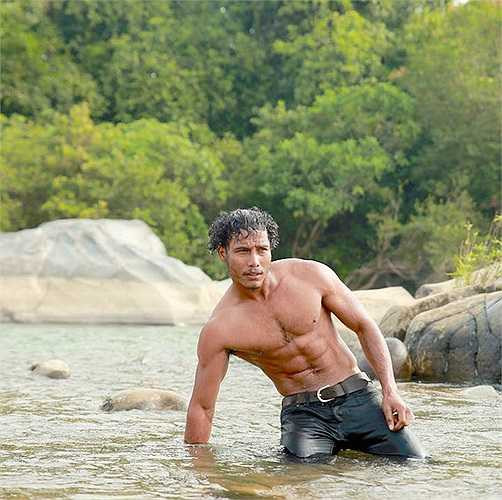 Năm 2013, anh may mắn được chọn là một trong những nam diễn viên của 'Hương ga', một siêu phẩm hành động của đạo diễn Cường Ngô sẽ phát hành vào ngày 31/10 trên toàn quốc. 