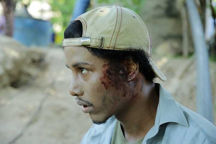 Trong phim anh vào vai Côn, một chàng trai bụi bậm, sinh sống bằng nghề chăn thả thuê cùng với mẹ và em gái trên những cánh đồng cỏ mênh mông bên cạnh sa mạc đầy nắng gió và cát. 