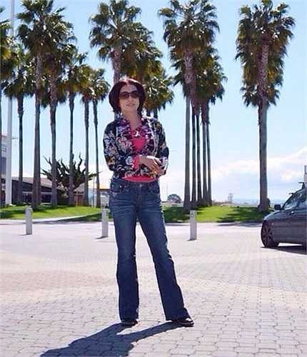 ... và không ít lần tỏ ra 'làm quá' với những bộ trang phục hoa văn xanh đỏ lòe loẹt đến rối mắt.