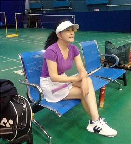 Thường xuyên khoe dáng chuẩn, chân thon trong những bộ đồ thể thao váy ngắn - áo bó trẻ trung. 