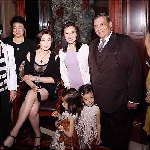 Diện váy ngắn ôm sát khoe vòng một tròn đầy dưới lớp vài mỏng manh là điều mà không phải ai cũng làm được ở độ tuổi ngoài 60.