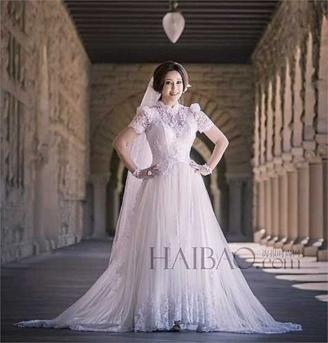 Hình ảnh Lưu Hiểu Khánh U70 trong chiếc váy cưới tinh khôi mới đây khiến nhiều người liên tưởng đến hình ảnh thiếu nữ tuổi đôi mươi sắp về nhà chồng. (Theo Zing)