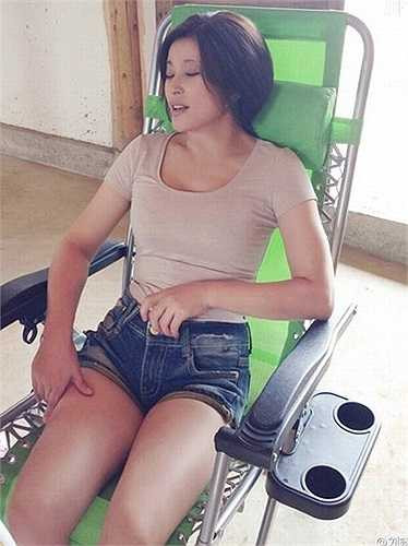 Diện áo phông ôm sát cùng quần jeans ngắn bó chẽn, nhiều người sẽ tưởng lầm đây là một thiếu nữ đôi mươi.