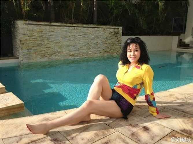 Ngoài 60 nhưng Lưu Hiểu Khánh vẫn tự tin tạo dáng với những chiếc quần shorts ngắn khoe chân dài.