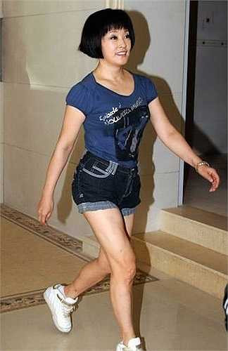 Người đẹp vẫn tự tin diện những món đồ với màu sắc sặc sỡ, và thậm chí là còn rất chăm chỉ cập nhật những xu hướng đang thịnh hành nhất của giới trẻ hiện nay như quần baggy, túi tua rua, giày sneaker...