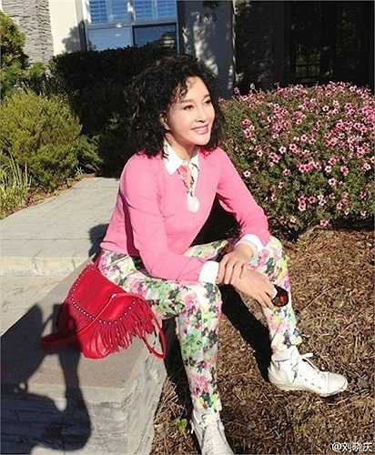 Một set đồ toàn những món trẻ trung và tông màu/họa tiết nổi bật như thế này quả là 'bài toán khó' đối với các quý bà U60-70, nhưng với Lưu Hiểu Khánh, đó là lại chuyện quá đỗi bình thường.