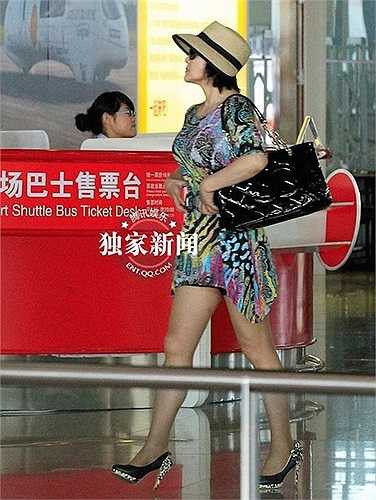 Dù đã lớn tuổi nhưng Lưu Hiểu Khánh vẫn thích ăn mặc rất diêm dúa với chiếc áo màu sắc rực rỡ...