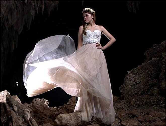 Mới đây, nữ bang chủ thực hiện một bộ ảnh tại động Hua Mạ, Ba Bể, Bắc Kạn khá độc đáo. Cô hoá thân thành thiếu nữ xinh đẹp, thướt tha và có đôi phần huyền bí, theo phong cách trong game.