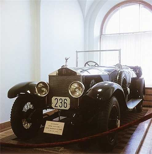 Từ khi trở thành lãnh đạo của Liên Xô, Vladimir Lenin sử dụng 1 xe Turcat-Mery 28, 1 xe Delaunay-Belleville-45 và 1 xe Renault-40 CV. Vào những năm 1920, Lenin sử dụng chiếc Rolls-Royce 40/50 Silver Ghost.