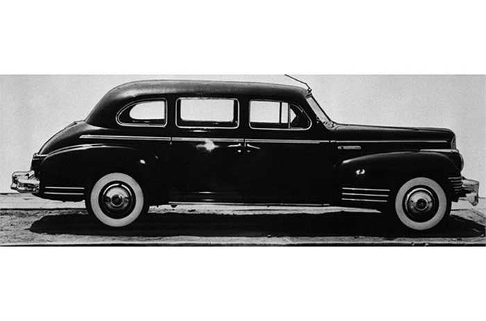 Nhà lãnh đạo Joseph Stalin từng rất yêu thích chiếc xe Packard Twelve của Mỹ. Từ năm 1949, ông chuyển sang chiếc xe bọc thép ZIS-115 được chế tạo tại nhà máy ô tô mang tên Stalin.
