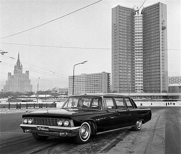 Chiếc xe ZIL-114 được lắp ráp bằng tay dành cho nhà lãnh đạo Leonid Brezhnev trong thời kỳ 1964-1982. Ông cũng sử dụng chiếc ZIL-4104, mẫu xe 3 khoang bọc thép chống đạn nổi tiếng thời Liên Xô cũ. 