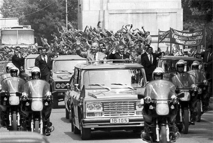 Nhà lãnh đạo Liên Xô cuối cùng, Mikhail Gorbachev cũng sử dụng xe ZIL-4104. Ông từng có lần mang theo 20 chiếc trong chuyến công du nước ngoài và cần tới 7 chiếc máy bay vận tải Il-76 để chở số ô tô này.