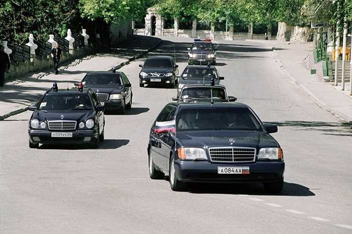 Tổng thống Nga đầu tiên, Boris Yeltsin cũng sử dụng xe bọc thép ZIL-4105 từ năm 1991. Sau đó, ông lại chuộng sử dụng chiếc Mercedes S500 Pullman Guard nhiều hơn.
