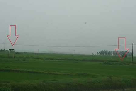 Một khu vực giếng khoan của nhà máy gần với nghĩa trang. 