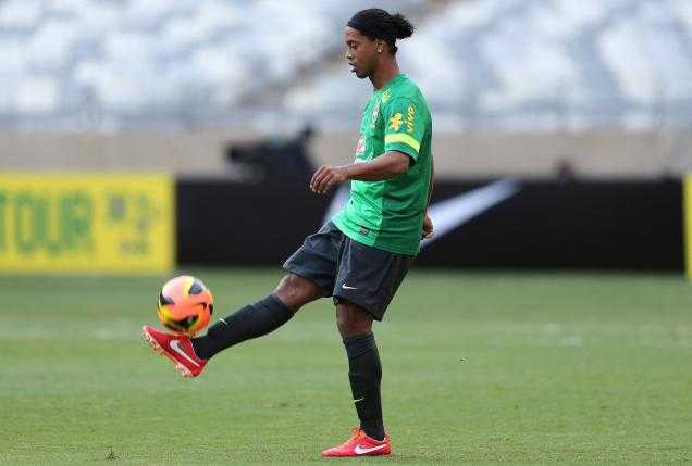 Ronaldinho sẽ thi đấu ở Premier League mùa giải 2014-15?