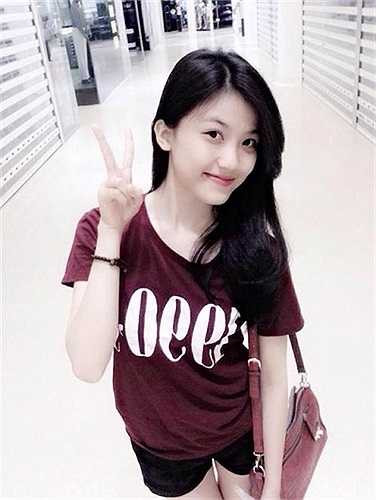 Với bề ngoài xinh đẹp, giọng nói dễ thương, khuôn mặt sáng và nét mặt biểu cảm, cô thủ khoa cao trên 1m7 này rất dễ gây thiện cảm cho người đối diện ngay từ ánh nhìn đầu tiên.