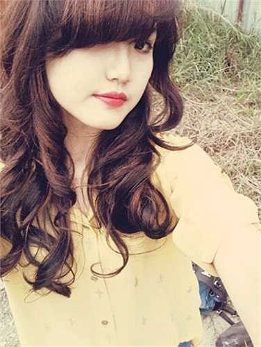 'Lúc chọn trường đại học, bố không muốn mình thi vào trường Sân khấu điện ảnh, nhưng vẫn tôn trọng quyết định của mình. Kết quả ngoài sự mong đợi này cũng khiến bố mẹ thêm ủng hộ và tin tưởng vào sự lựa chọn của mình, đó là động lực giúp mình thêm tự tin vào con đường tương lai phía trước', Huyền Thanh chia sẻ thêm.