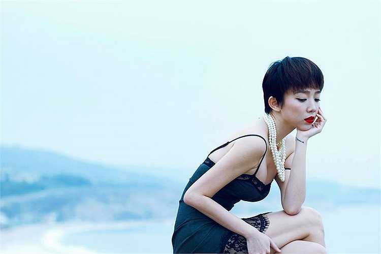 Với mái tóc tém cùng những trang phục vừa cổ điển vừa gợi cảm, Tóc Tiên thả hồn phiêu lãng với sóng biển