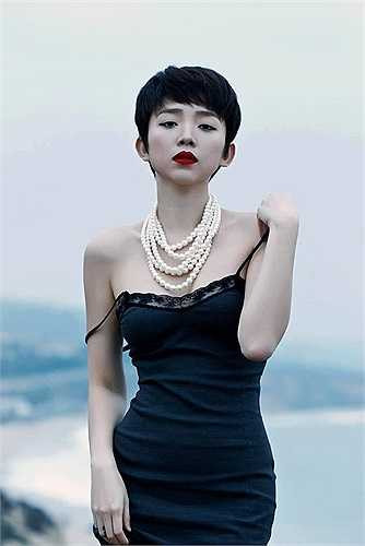 Chọn màu son đỏ rực và những phụ kiện như ngọc trai, Tóc Tiên luôn mang đến nét đẹp hài hòa của quá khứ và hiện đại.