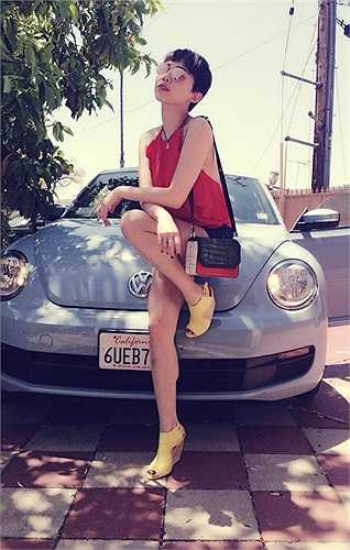 Trái lại, mỗi trang phục cô mặc đều trở thành những sản phẩm 'hot' trong giới trẻ.