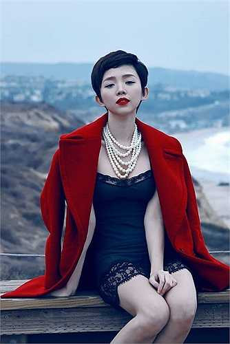 Nữ ca sỹ thể hiện nét đẹp rất phụ nữ và hoang dại của mình.