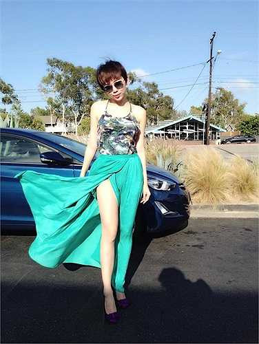 Những bộ váy khoét ngực, xẻ hông hay hở lưng quyến rũ được cô nàng sử dụng thường xuyên mỗi khi lên sân khấu