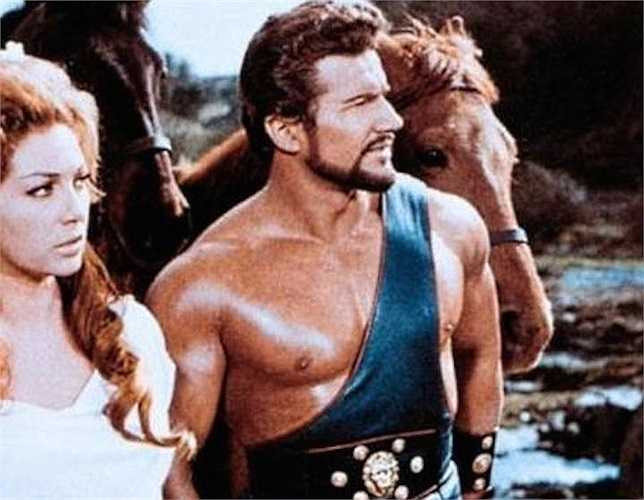 'Alan Steel' (Sergio Ciani) sinh ngày 7/9/1935. Ông là một diễn viên và vận động viên thể hình người Ý. Ông từng xuất hiện trong hai bộ phim về Hercules: Hercules and the Masked Rider (1963), Hercules Against the Moon Men (1964) 