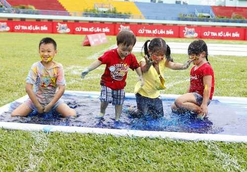 Bé hào hứng vui chơi tại 'Trại hè OMO – Manchester United'