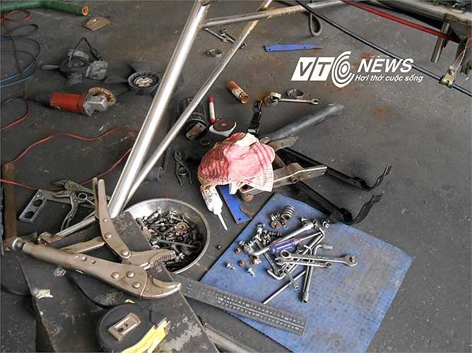 Vật dụng sửa chữa máy bay - Ảnh: Phan Cường