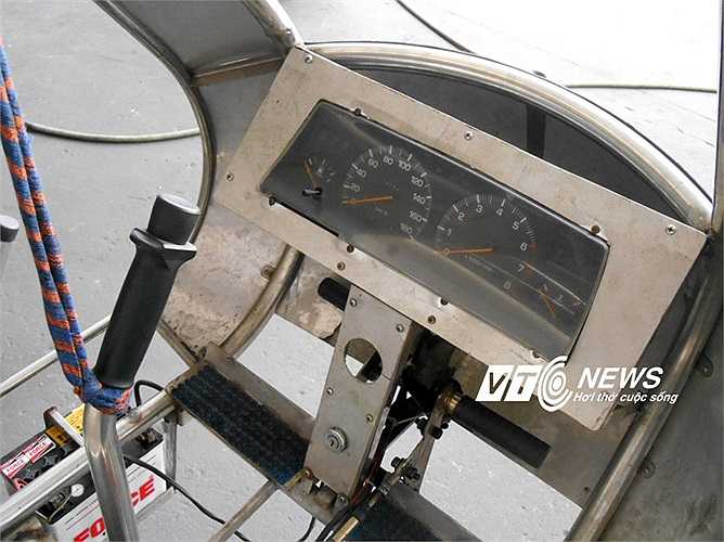 Đồng hồ ô tô được độ chế thành đồng hồ máy bay, theo các tính năng tương ứng như đo tốc độ quay rô-tơ, độ cao, báo xăng... - Ảnh: Phan Cường 